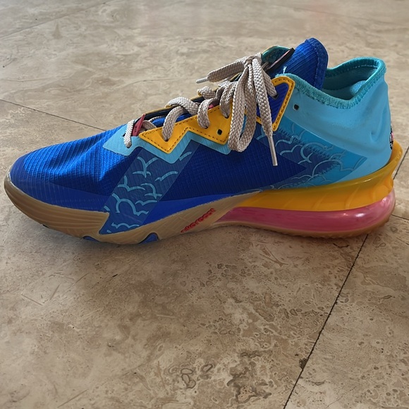 Lebron 18 Low Wile E. Coyote Vs. Roadrunner Basketball Shoes Men Size 10 New - Picture 4 of 6